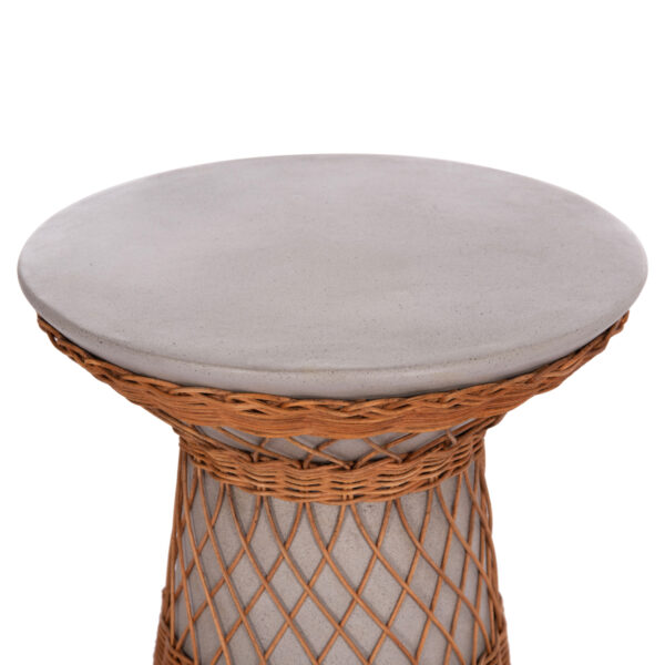 ΒΟΗΘΗΤΙΚΟ ΤΡΑΠΕΖΙ ΣΤΡΟΓΓΥΛΟ DELIA HM18167.03 FIBER CEMENT ΓΚΡΙ & RATTAN Φ40x45Υεκ (x1) - Image 4