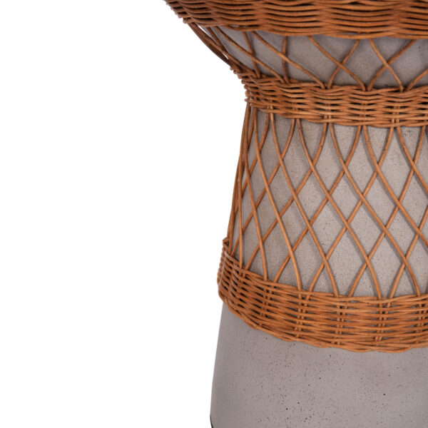 ΒΟΗΘΗΤΙΚΟ ΤΡΑΠΕΖΙ ΣΤΡΟΓΓΥΛΟ DELIA HM18167.03 FIBER CEMENT ΓΚΡΙ & RATTAN Φ40x45Υεκ (x1) - Image 6