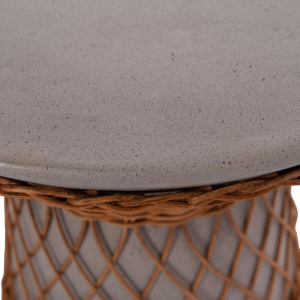 ΒΟΗΘΗΤΙΚΟ ΤΡΑΠΕΖΙ ΣΤΡΟΓΓΥΛΟ DELIA HM18167.03 FIBER CEMENT ΓΚΡΙ & RATTAN Φ40x45Υεκ (x1) - Image 8