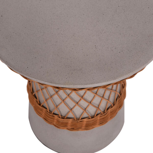ΒΟΗΘΗΤΙΚΟ ΤΡΑΠΕΖΙ ΣΤΡΟΓΓΥΛΟ DELIA HM18167.03 FIBER CEMENT ΓΚΡΙ & RATTAN Φ40x45Υεκ (x1) - Image 9
